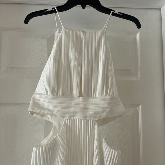 Aiifos Arianna Cutout Pleated Gown. Size 6 - Picture 6 of 11
